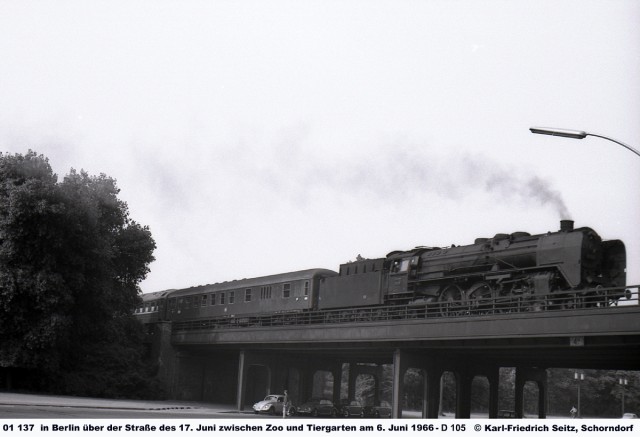 Bild 2 – D 105 nach Ausfahrt aus dem Bahnhof Berlin-Zoo über die Brücke der Straße des 17. Juni in der Nähe der nächsten S-Bahn-Station Tiergarten.jpg