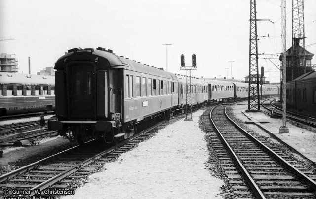 Ukendt Expresstog forlader København H med CIWL sovevogn bagerst juni 1968.jpg