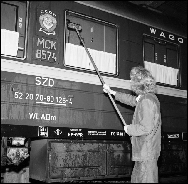 Det gick också en ryssvagn Moskva - Stockholm. Här tvättas den vid depån i Hagalund 1975.jpg