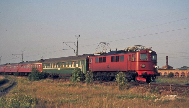 Электровоз SJ F694 с поездом (Осло) Гётеборг - Мальмё и прицепным вагоном Осло - Москва в районе станции Варберг, Швеция (1968-й год).jpg