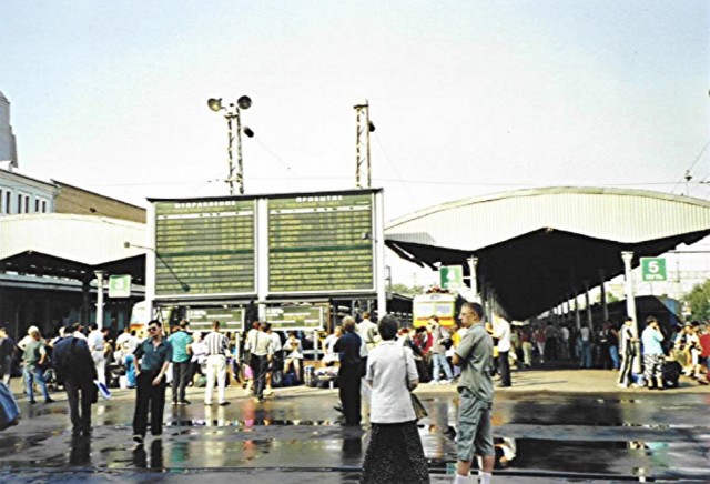 Moskva Belorusskaja train station, platforms (22.07.2002). Photo by Helmut Uttenthaler.jpg