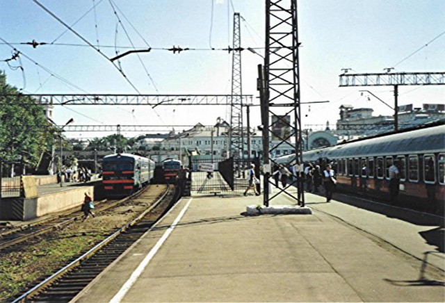 Moskva Belorusskaja, train № 013 «Moskva-Express» Moskva - Berlin and two local trains (04.08.2002). Photo by Helmut Uttenthaler.jpg