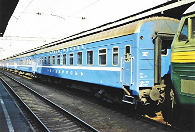 Belorussian sleeping-cars in train № 002 «Belarus» Minsk - Moskva at Moskva Belorusskaja (22.07.2002). Photo by Helmut Uttenthaler.jpg