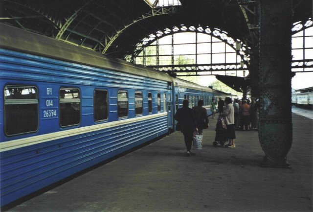 Train № 051 St. Peterburg - Minsk at the St. Peterburg Vitebski station (04.08.2001). Photo by Helmut Uttenthaler.jpg