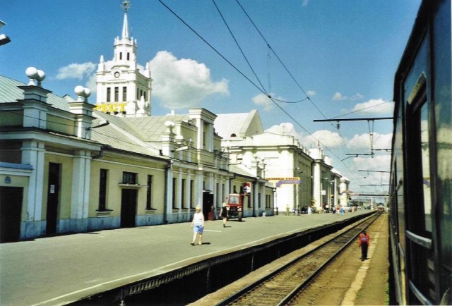 Railway station at Brest (Belorussia) near the Polish border (30.07.2001). Photo by Helmut Uttenthaler.jpg