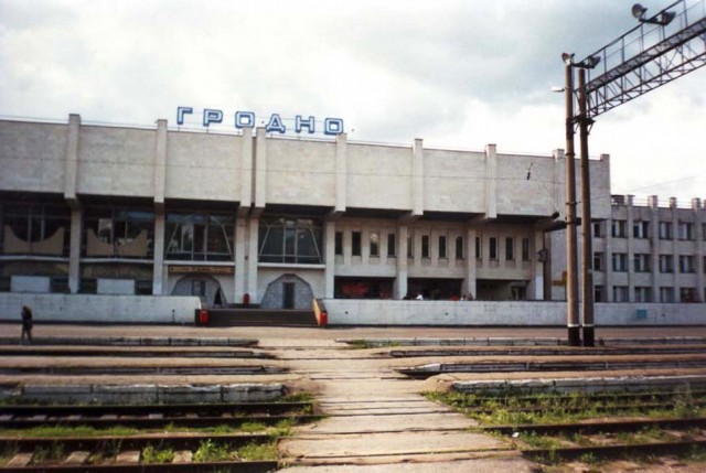 The front view of Grodno railway station. This terminal was built in begining of 1980-x. Photo and scan by Antony Urinovski.jpg