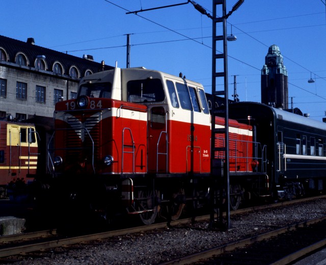 Leningradin juna saapui Helsinkiin noin 17.05. Kun vaihtoveturi sai sen vietyä pois, se ehti kappaletavaravaunujen kimppuun (1979).jpg