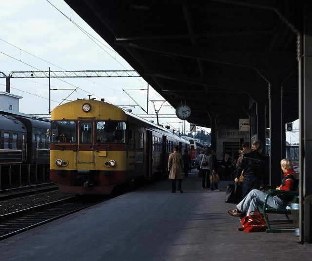 Ruuhkaa Riihimäen raiteella 7. Edessä H-juna 16.15 Helsinkiin, takana Dv 12 – vetoinen H 432 Hankoon (1983).jpg
