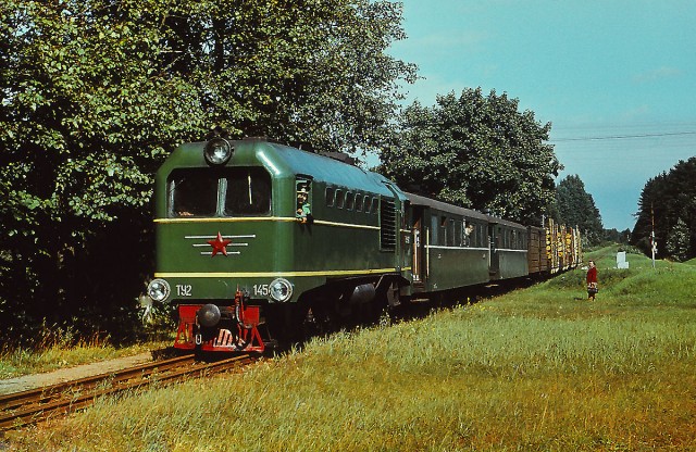 SZD TU2-145 hauling freight-passenger train at the Stāmeriene station (18.08.1981).jpg