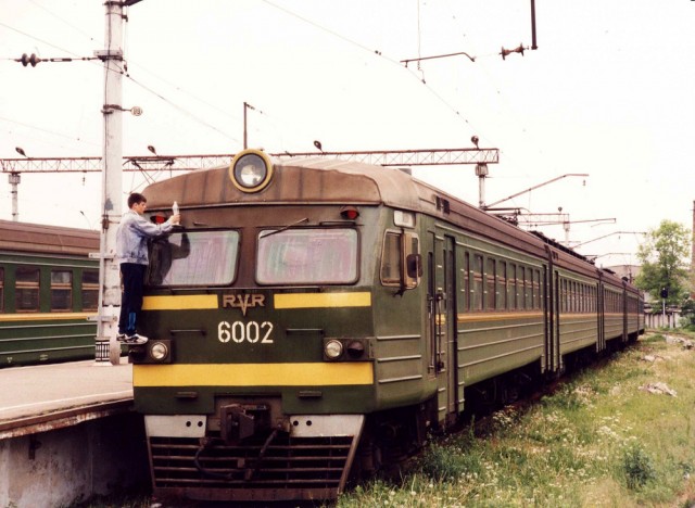 EVR ER12-6002 at the Tallinn-Balti station (18.06.1997).jpg