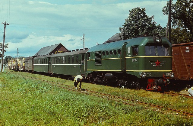 SZD TU2-145 hauling freight-passenger train at the Alūksne station (18.08.1981).jpg