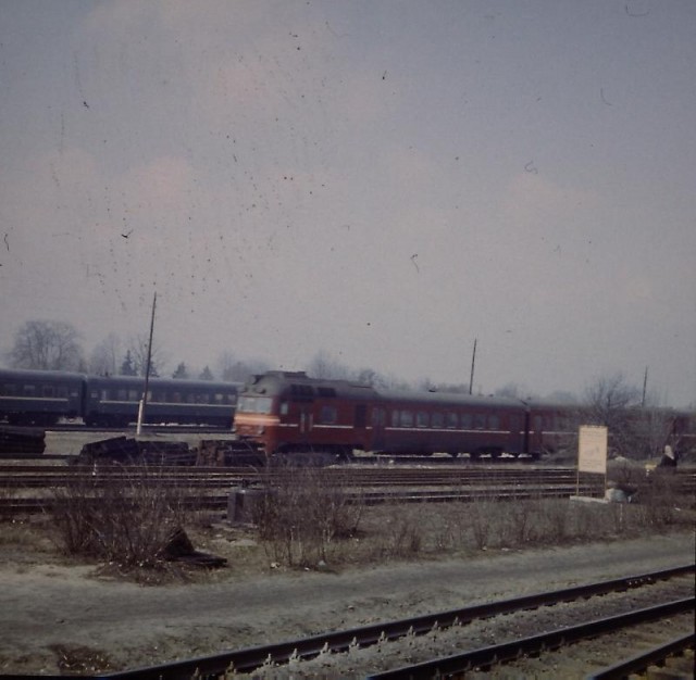 Und das zweite einen Vorortzug in Kiew, Sowjetunion vom Februar 1980.jpg
