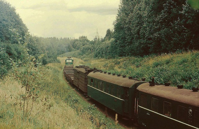 750 mm TU2-145 hauling freight-passenger train near Alūksne station (18.08.1981).jpg