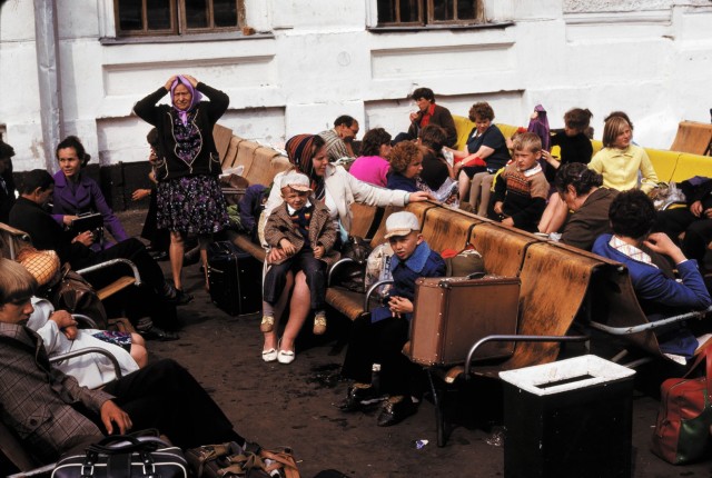Moskau, Vor Jaroslawl Bahnhof, Wartende 07.1979.jpg