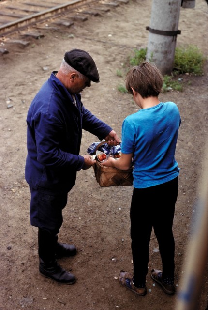 Jaroslaw, Erdbeer-Verkäufer am Bahnhof 07.1979.jpg