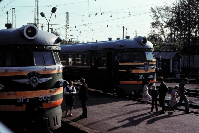 Omsk, Lokomotiven im Bahnhof 1979.jpg