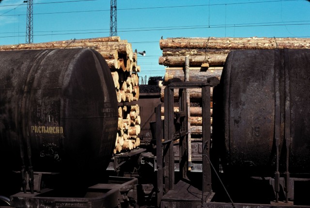 Mariinsk - Oel, Holz, Kohle wagons (1979).jpg