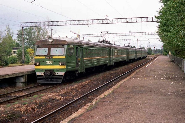ER2-1294 (EVR ER2-2107 + 2108) at the Pääsküla station (09.1997).jpg