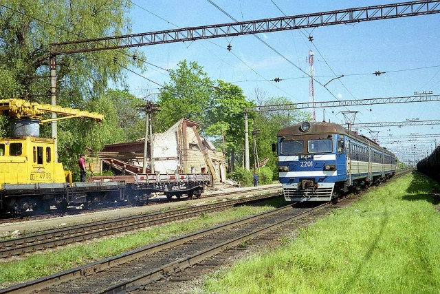 ER12-6001 (EVR ER2S-2201 + 2202) at the Raasiku station (29.05.1998).jpg