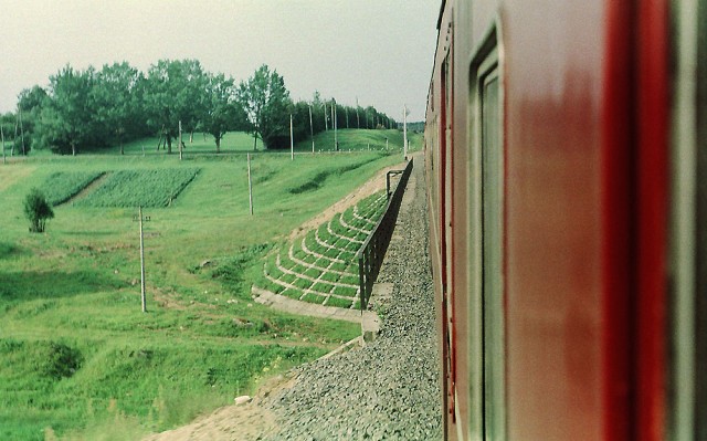 SZD D1-616 Rīga - Tallinn train at the Mazsalaca bridge (07.1983).jpg