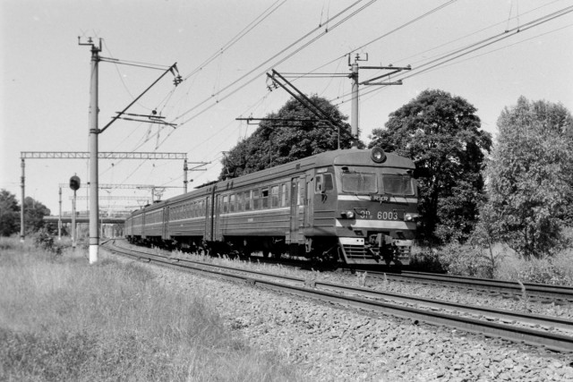 SZD ER12-6003 at the Tallinn - Ülemiste line (08.1987).jpg