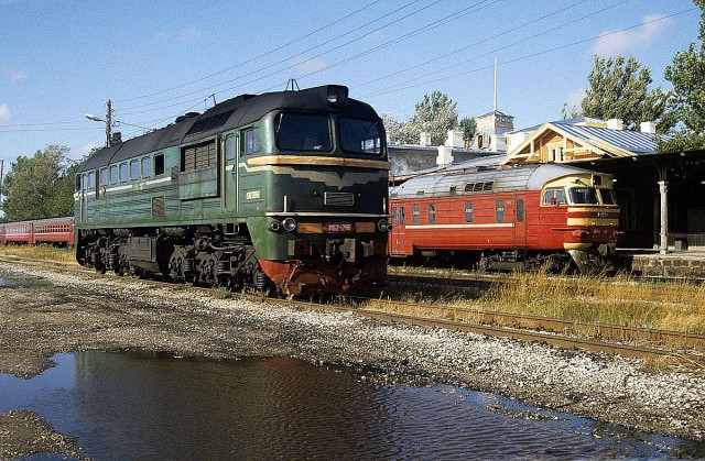 EVR M62-1286 & DR1A-183 + 293 at the Haapsalu station (30.08.1994).jpg