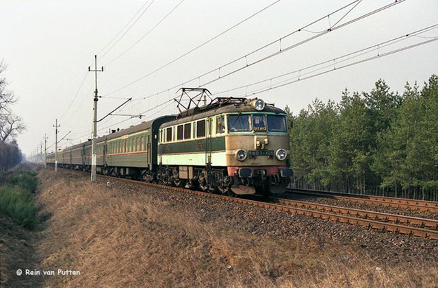 Een enkele trein heb ik er wel op de foto gezet, zo kwam de EU07-105 voor D 299 in richting Poznan voorbij (maart 1991).jpg