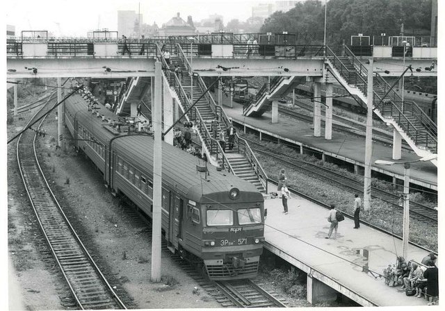 Электропоезд ЭР9М-571 на станции Владивосток, Приморский край (1991-й год).jpg