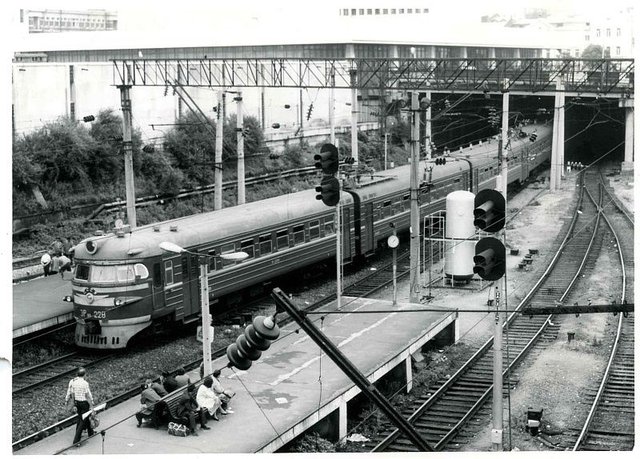 Электропоезд ЭР9П-228 на станции Владивосток, Приморский край (1991-й год).jpg
