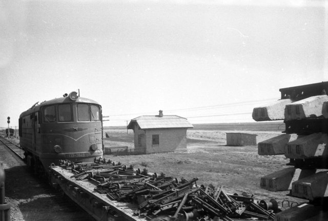Тепловоз ТЭ3-3649 на станции Верхний Баскунчак, Астраханская область (1967-й год).jpg