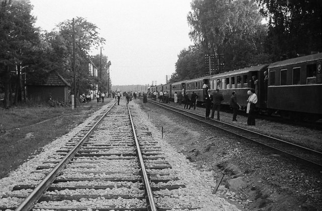 Passenger train with 3AW cars at the Kiisa station (07.1968).jpg