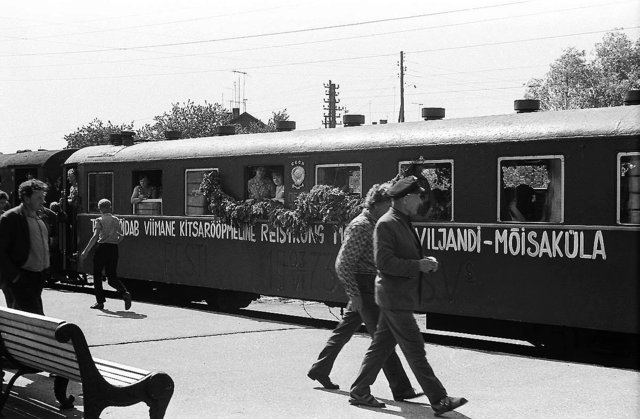 Last train leaving from Viljandi to Mõisaküla at the Viljandi station (03.06.1973) 3.jpg
