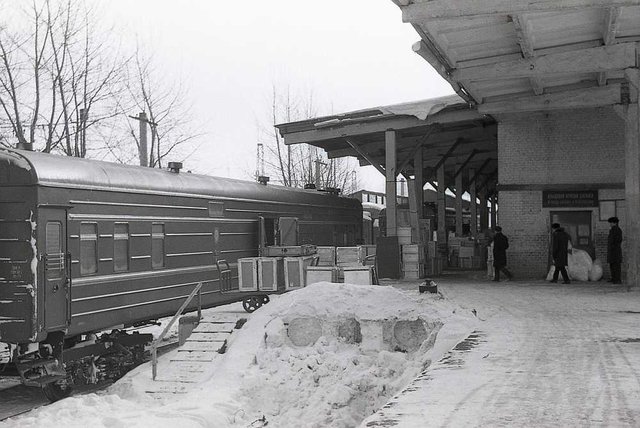 Baggage loading at the Moscow-Passazhirskaya railway station (02.1978).jpg
