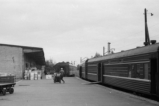 Baggage loading at the Riga main station (09.1973).jpg