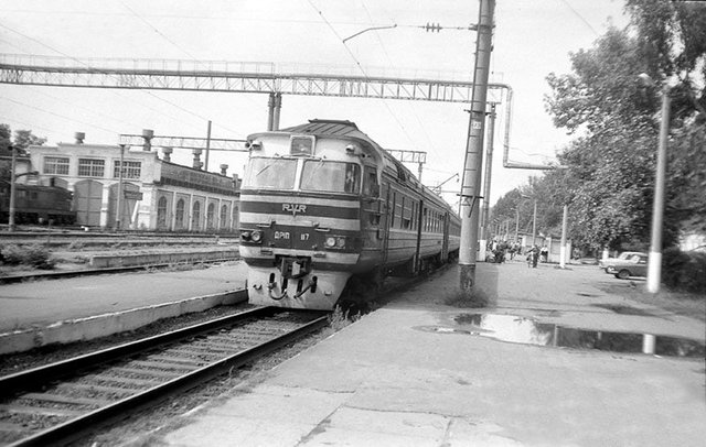 Дизель-поезд ДР1П-117 на станции Осиповичи-1, Могилёвская область (фото сделано в августе 1994 года).jpg