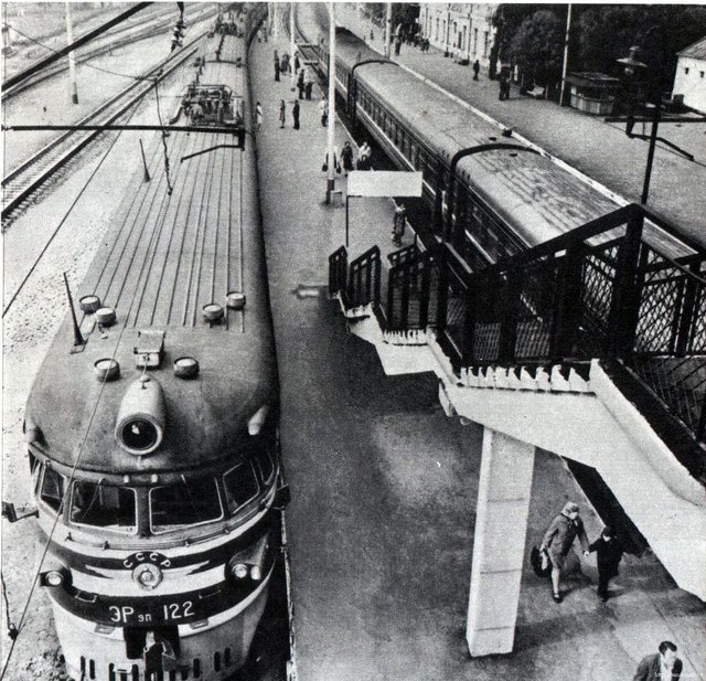 Электропоезд ЭР9П-122 у платформы железнодорожного вокзала Борисов, Минская область (фото сделано в 1977 - 1978 годах).jpg