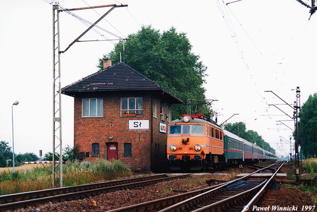 PKP EP08-013 z pociągiem pospiesznym «Ost-West-Express» relacji Bruksela – Moskwa w Słupcy (31.07.1997).jpg