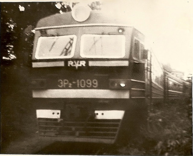 Электропоезд ЭР2-1099 в городе Дзержинский, Московская область (1987-й год).jpg