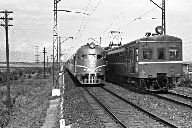 419352 Дизель-поезд ДП-01 и электропоезд Ср у платформы Планерная.jpg