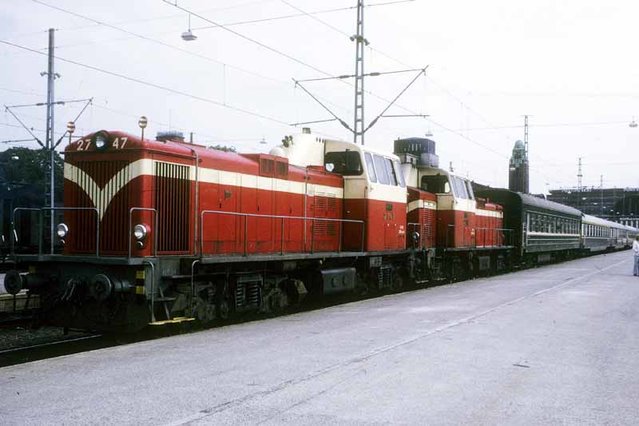 VR 2747 mit SZD-Kurswagen im Sommer 1975 (1).jpg