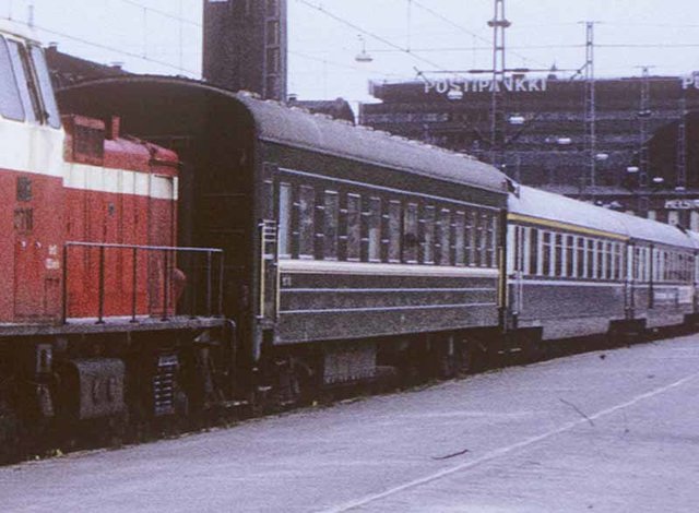 VR 2747 mit SZD-Kurswagen im Sommer 1975 (2).jpg