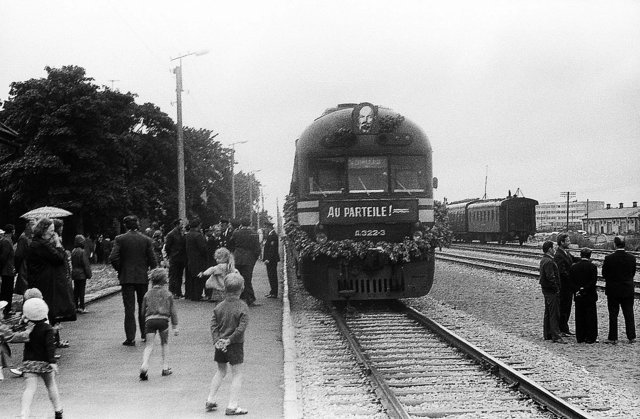 Дизель-поезд Д1-322 на станции Вильянди, Эстонская ССР (05.07.1974).jpg