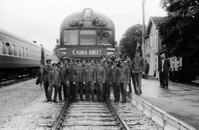 Дизель-поезд Д1-322 на станции Вохма, Эстонская ССР (05.07.1974).jpg