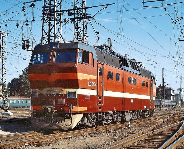 Электровоз ЧС2Т-1047 на станции Ленинград-Пассажирский-Московский, город Ленинград (1986-й год).jpg