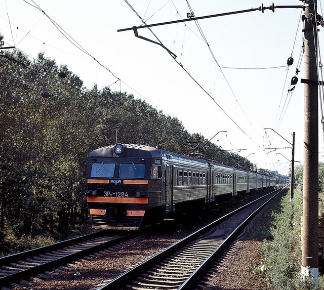 Электропоезд ЭР2-1284 отправился с Московского вокзала Ленинграда (1986-й год).jpg