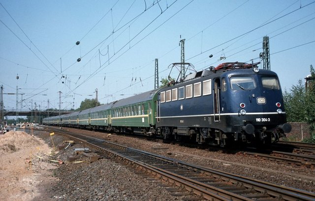 DB e-lok 110 304-3 at the Langenfeld station (Köln - Düsseldorf line) with international train D 1249 Köln - Moskva (30.08.1989).jpg
