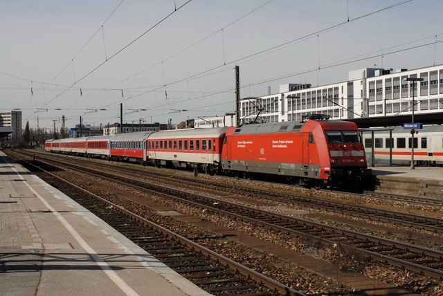 CNL & EN 483 Moskau - Warschau - Kobenhavn - Innsbruck am 03.04.2010 durch München Ost.jpg