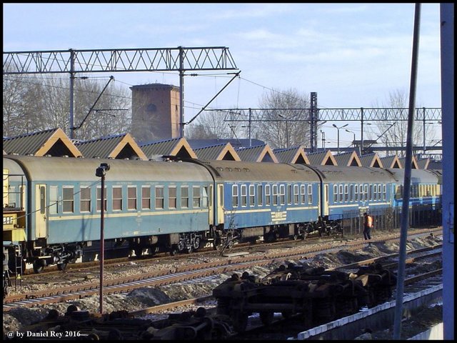 WL10-1308 der UZ erreicht Przemyśl aus Kiev Pass. Przemyśl (Polen), 27.12.2003. Kurswagen nach Wrocław Gł. und Praha hl.n..jpg