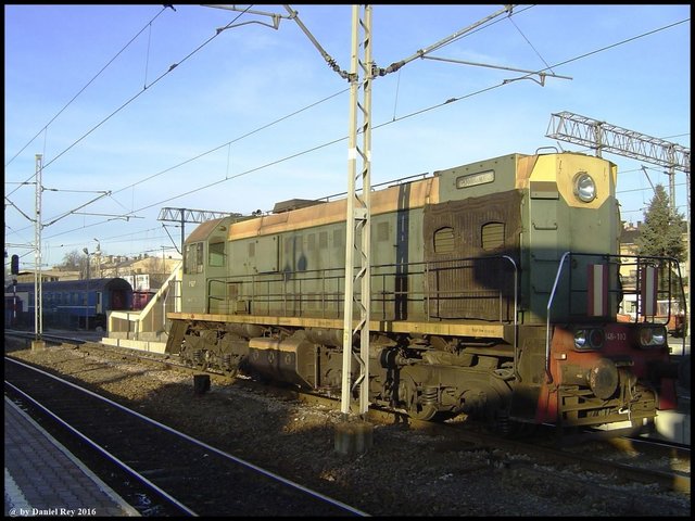 Im Hintergrund steht der WLAB Przemyśl - Wrocław Gł. Przemyśl (Polen), 27.12.2003.jpg