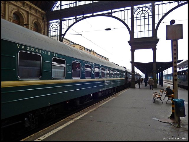 Der zug D 15 «Tisza» Moskva Kievskaja - Budapest-Keleti pu. Budapest (10.10.2013).jpg